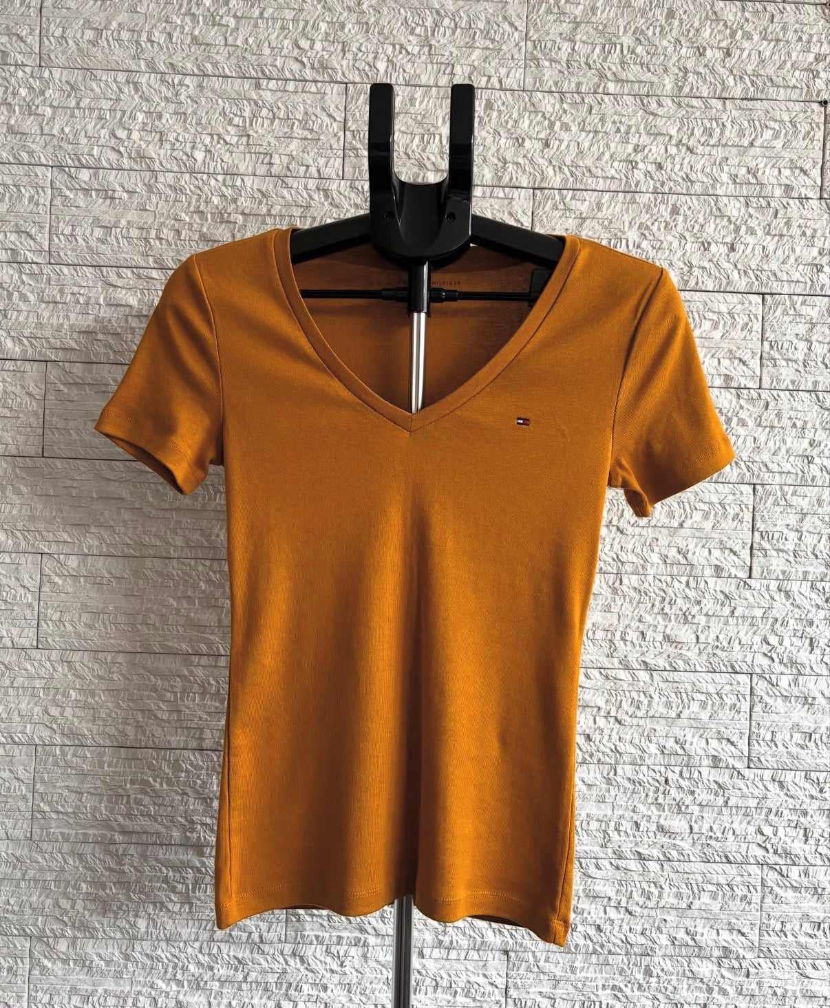 Camiseta tommy hilfiger mostaza cuello v