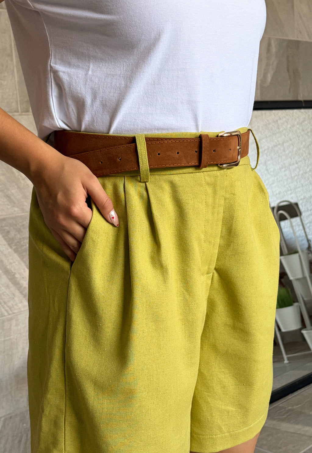 Short verde blend de lino. incluye faja café