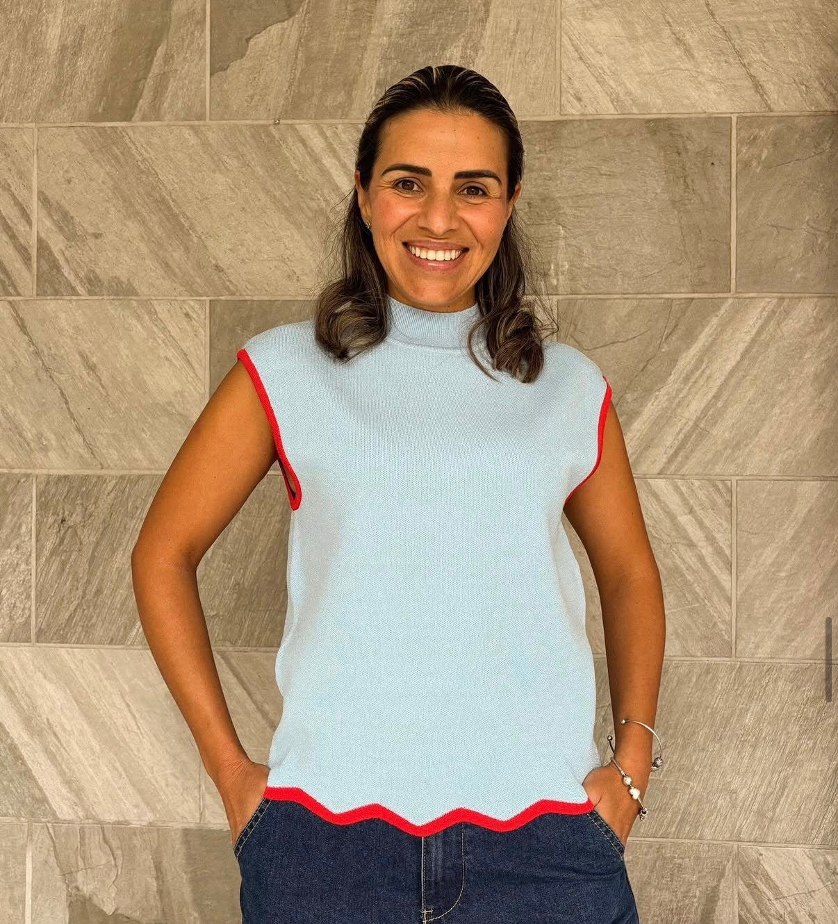 Blusa celeste detalle rojo