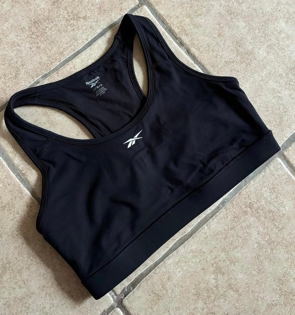 Top deportivo reebok negro logo pequeño