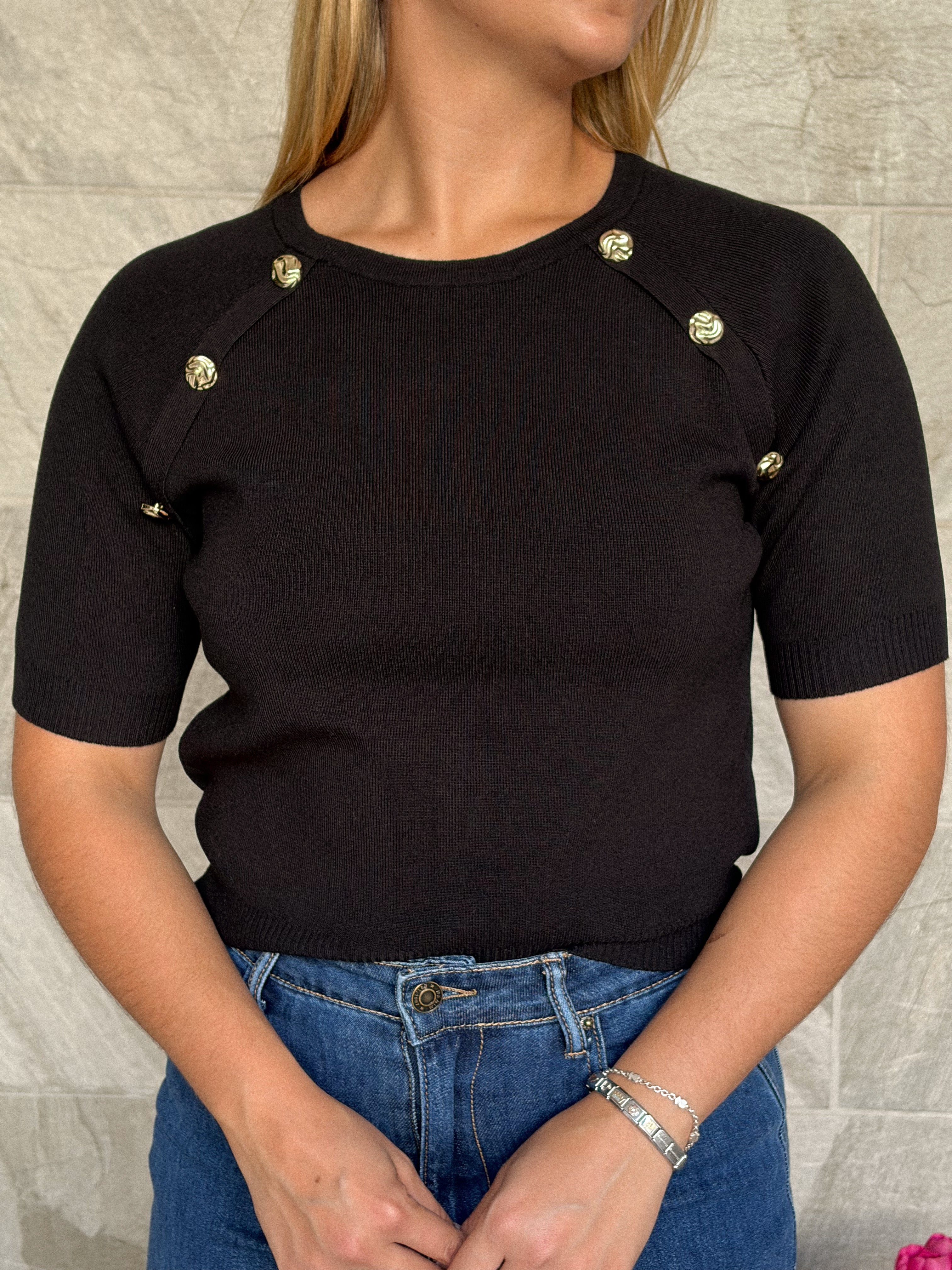 Blusa negra detalle botones