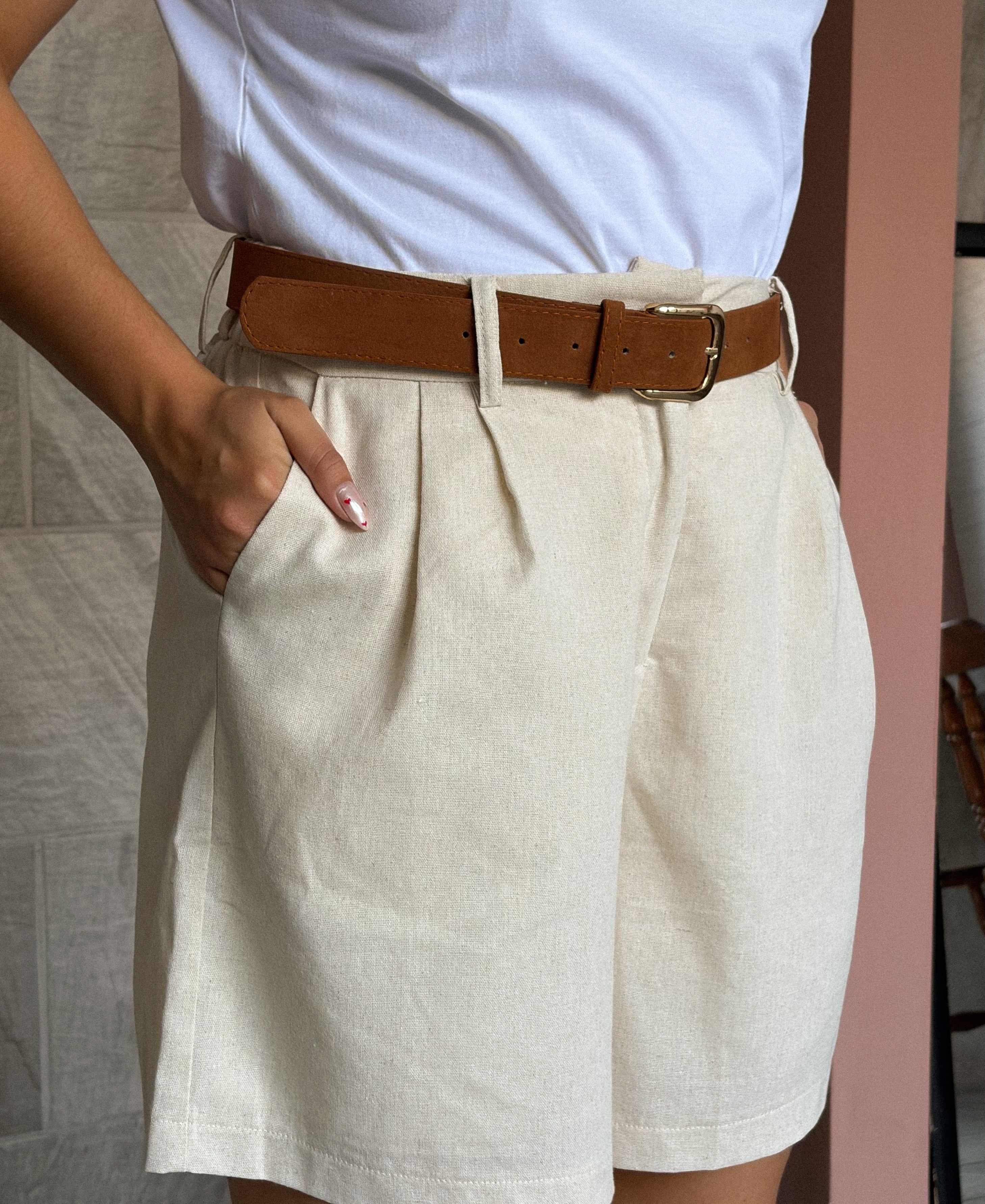 Short beige tela blend de lino. incluye faja