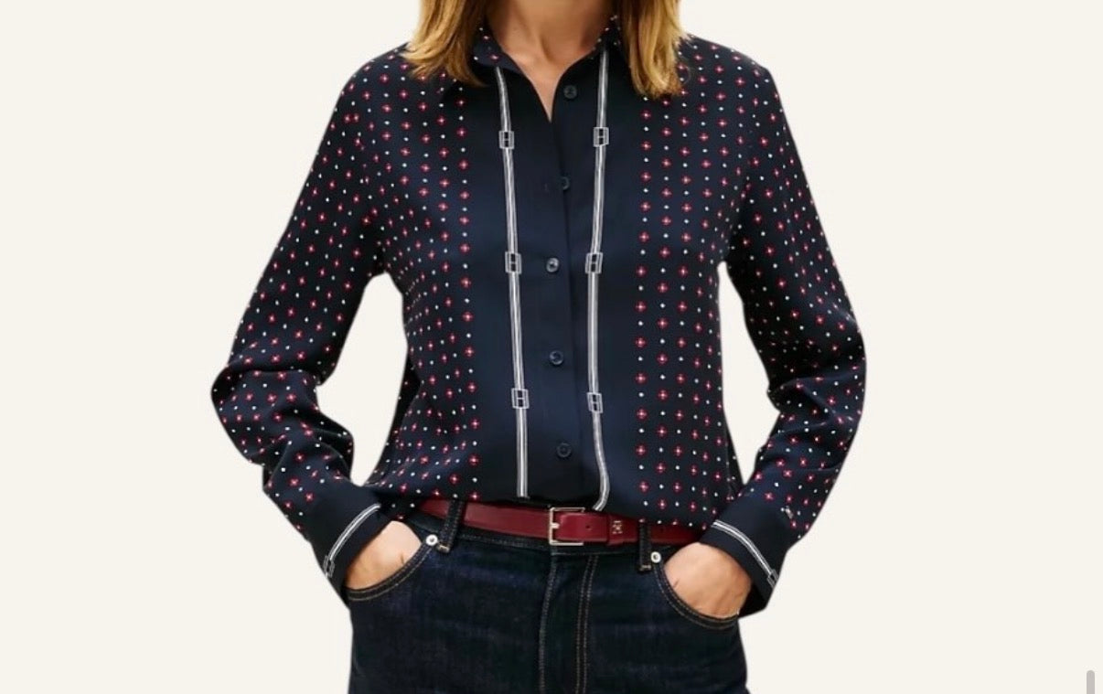 Blusa Tommy Hilfiger azul con detalles rojos