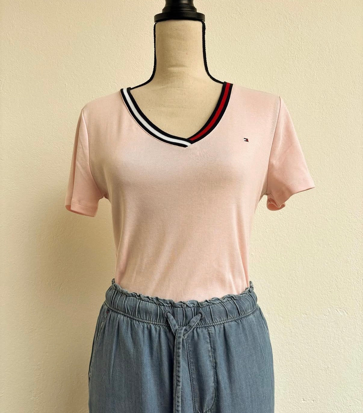 Blusa tommy hilfiger cuello v rosada