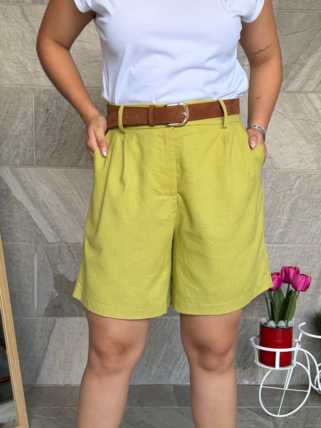 Short verde blend de lino. incluye faja café