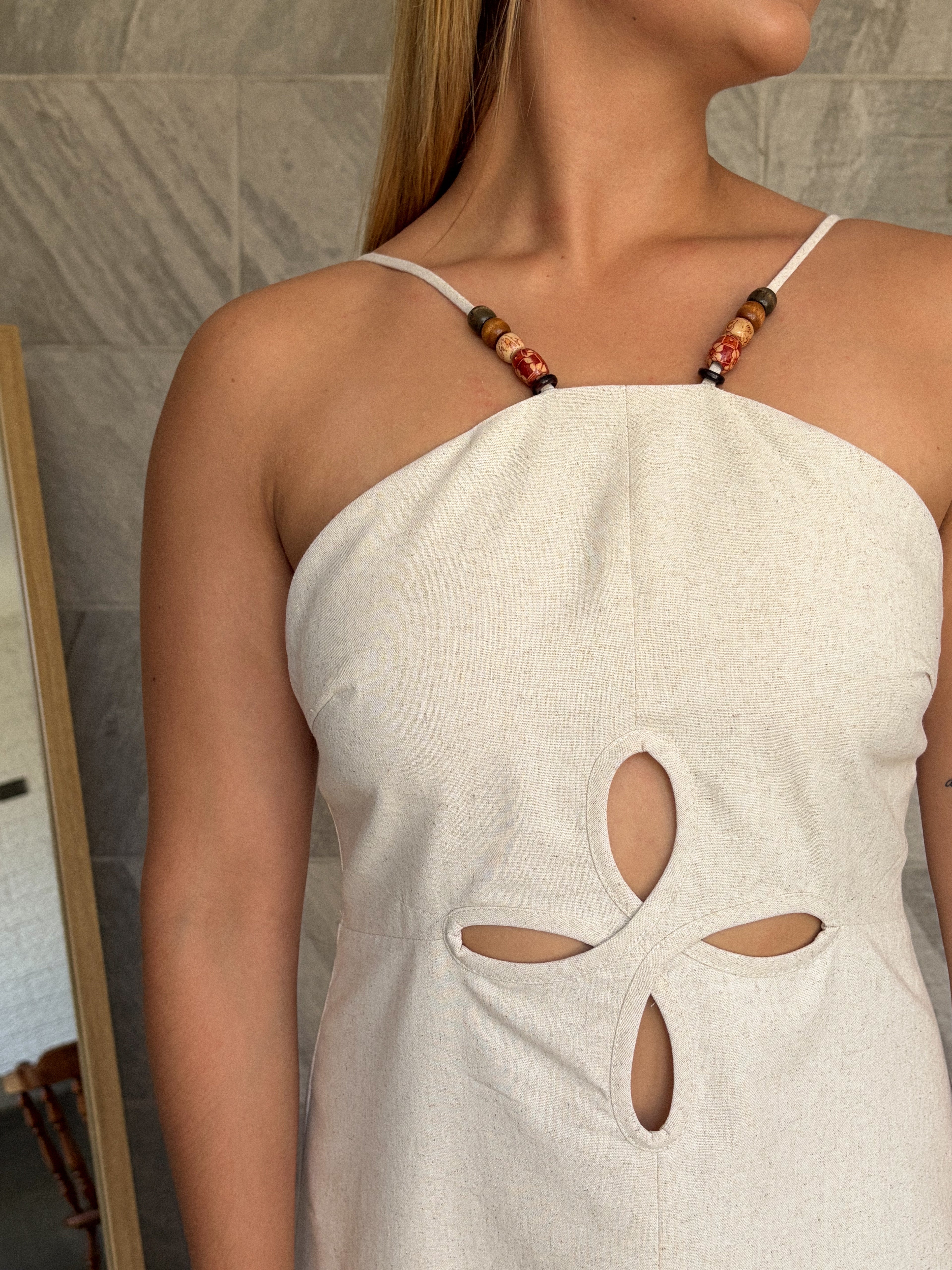Vestido arena detalle flor