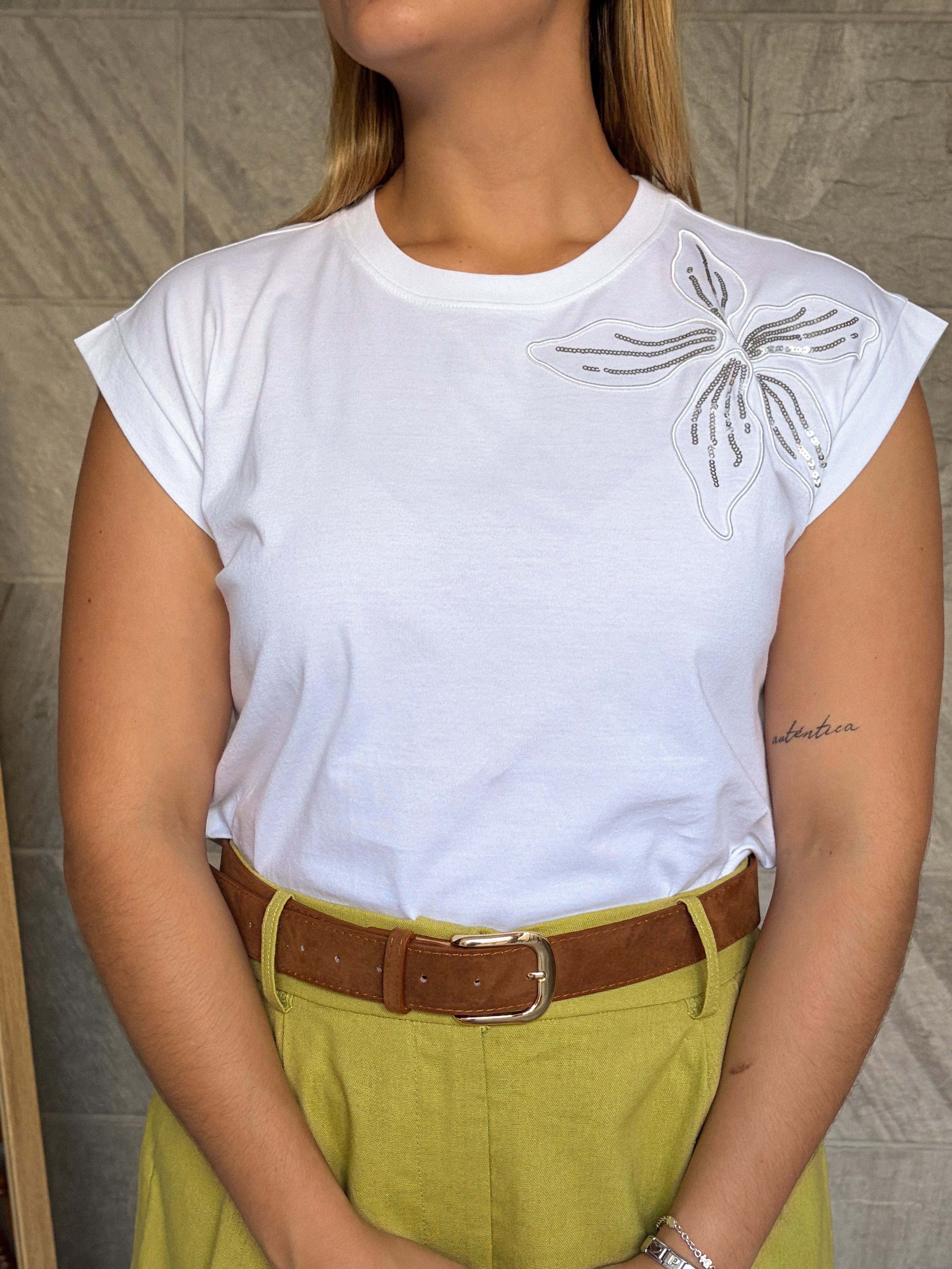 Blusa blanca con flor de lentejuelas