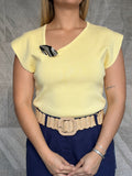 Blusa amarilla con detalle metálico
