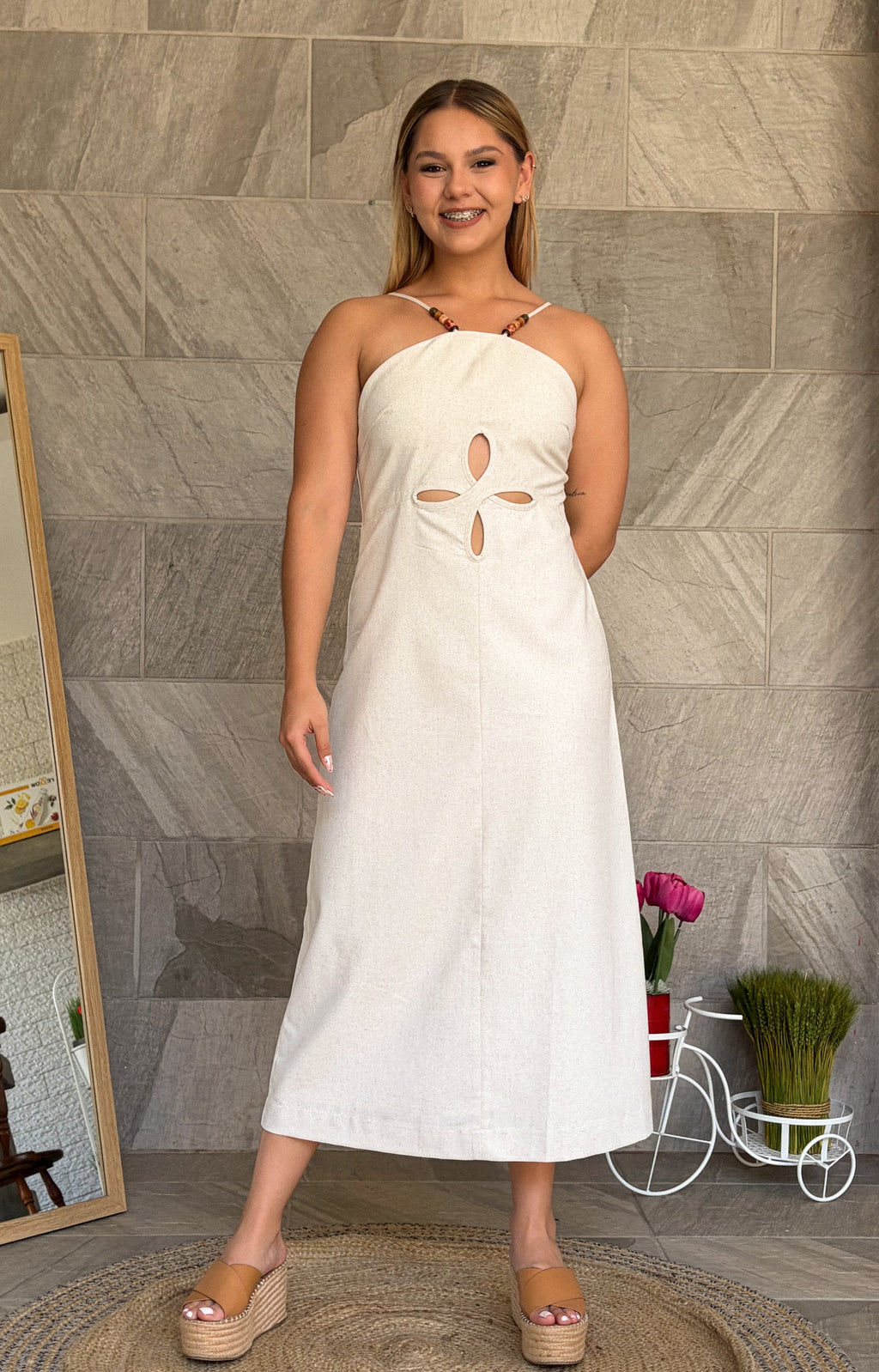 Vestido arena detalle flor