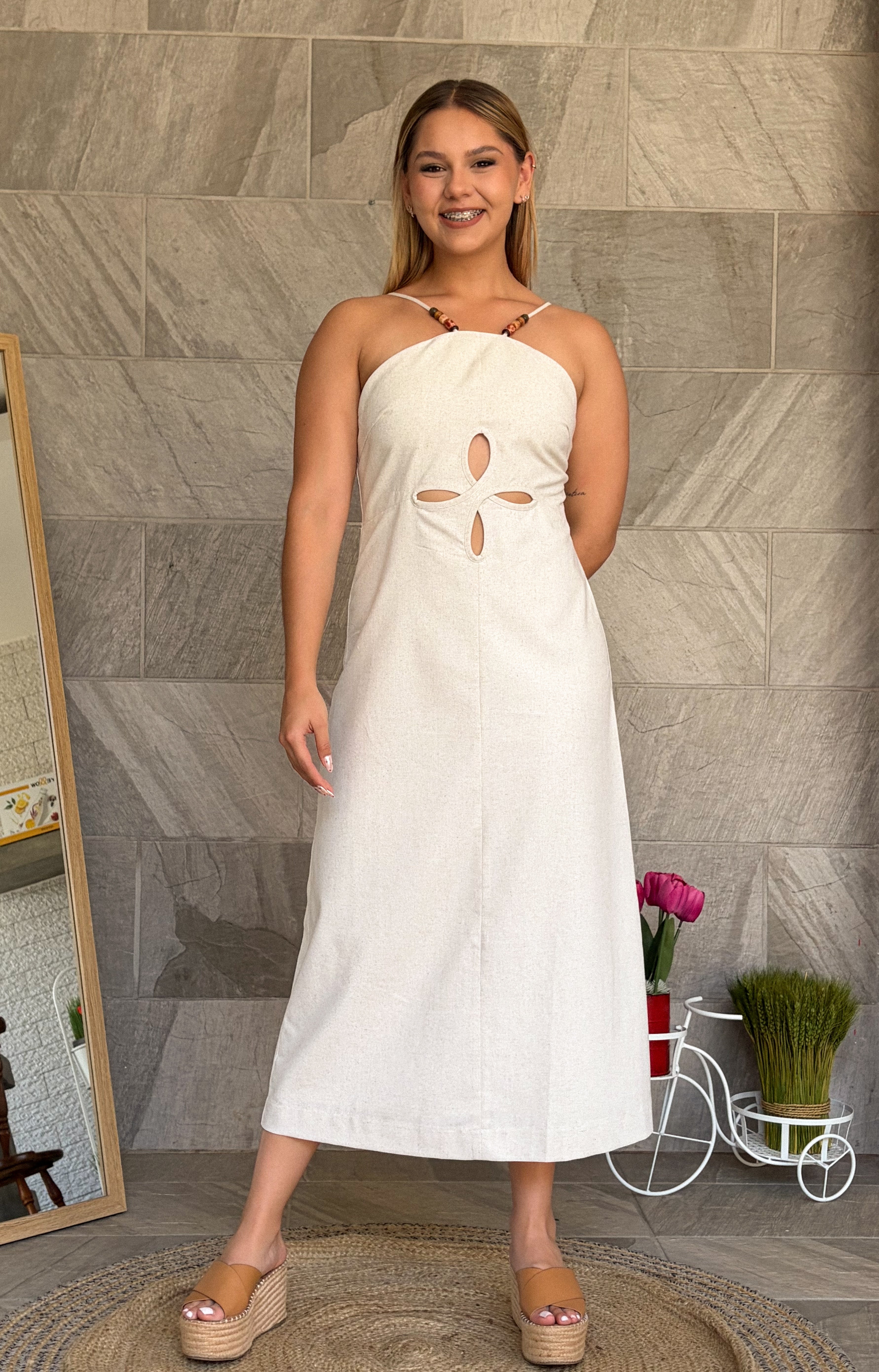 Vestido arena detalle flor