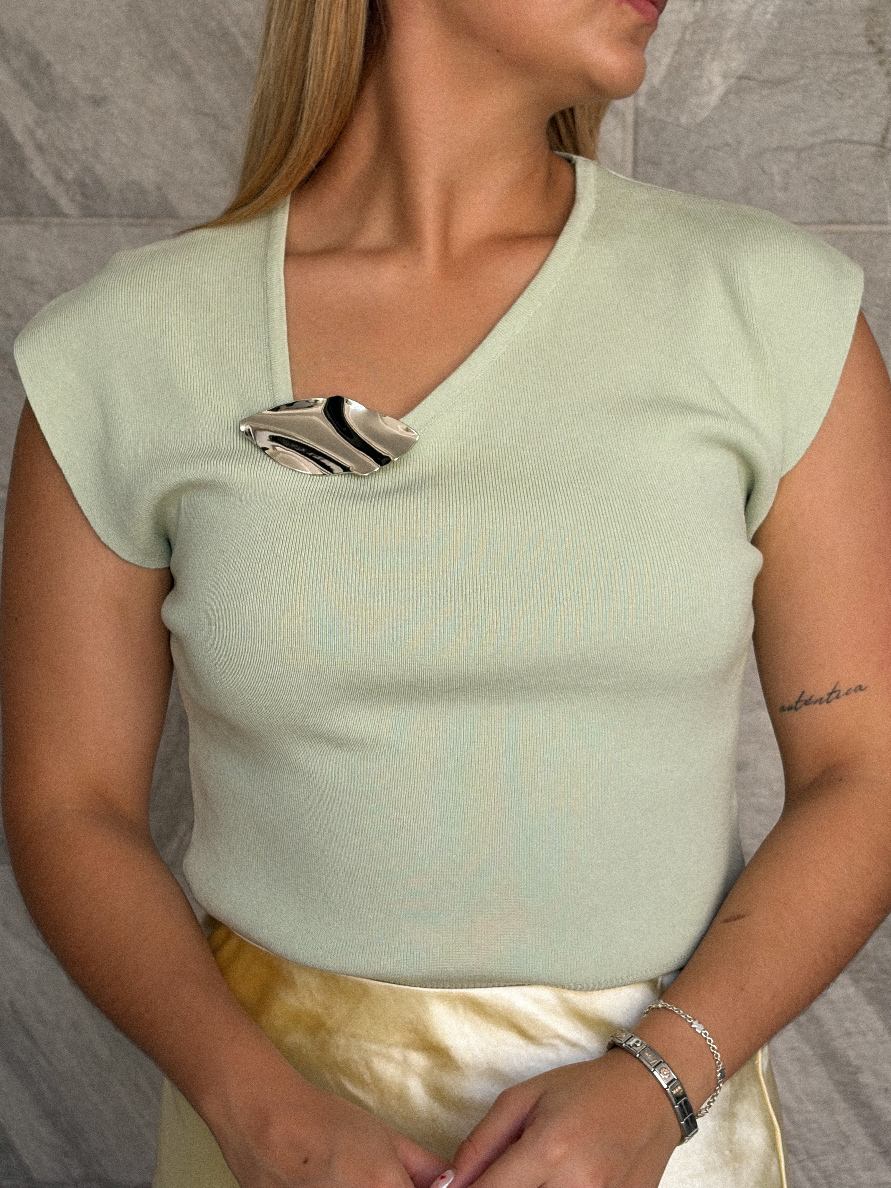 Blusa verde detalle metálico