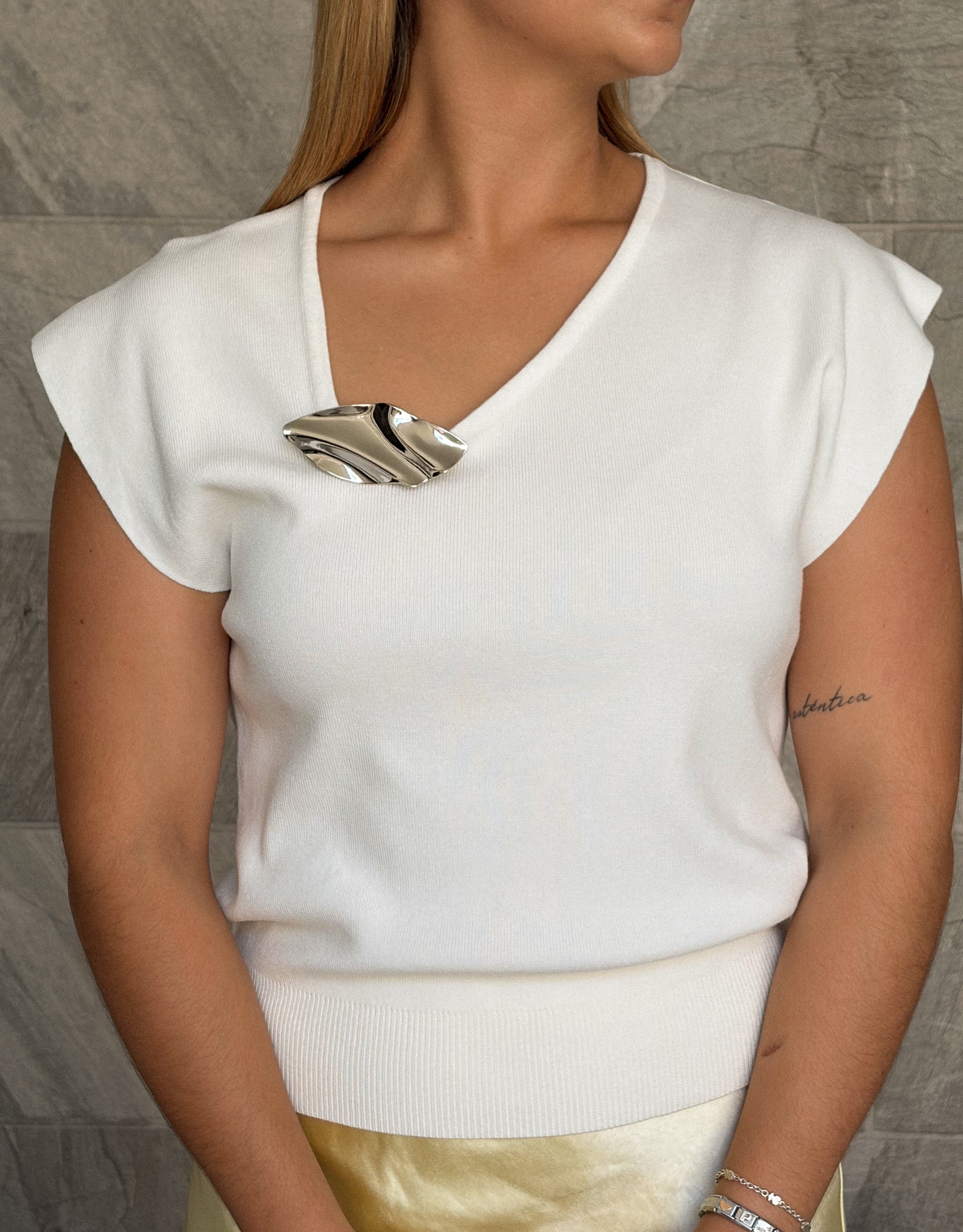 Blusa blanca detalle metálico