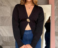 Abrigo negro con broche detalle flor